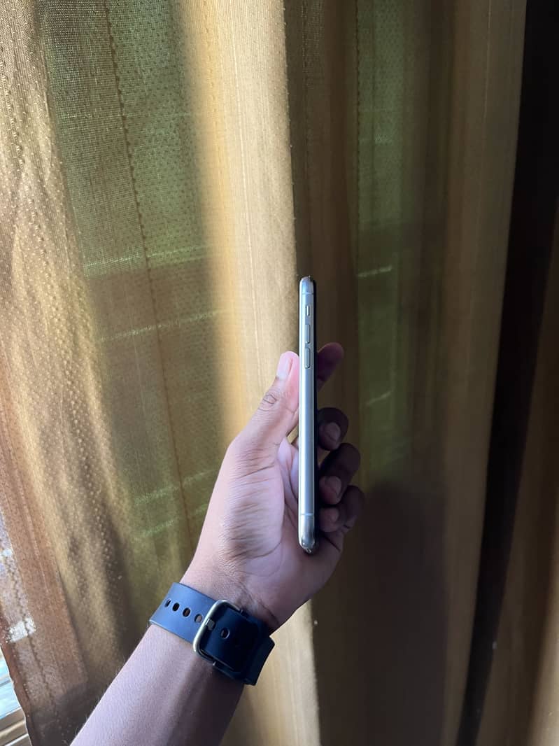 Apple iPhone 11 Pro 4