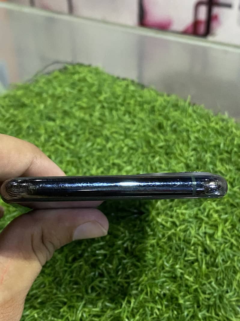 Apple iPhone 11 Pro Max 3