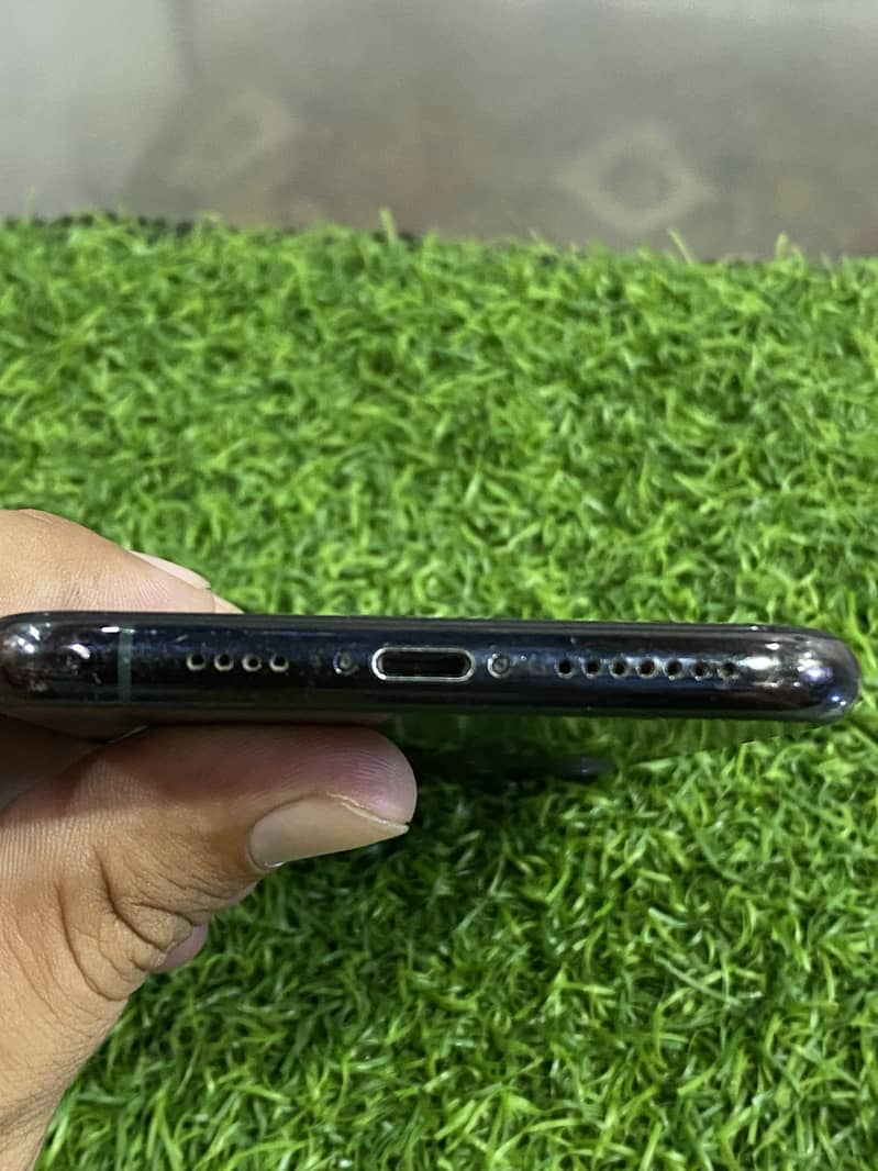 Apple iPhone 11 Pro Max 4