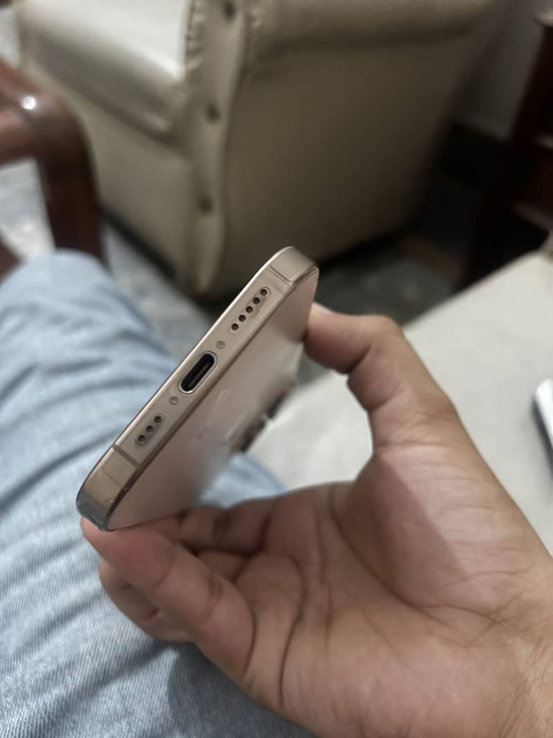 Apple iPhone 16 Pro 0