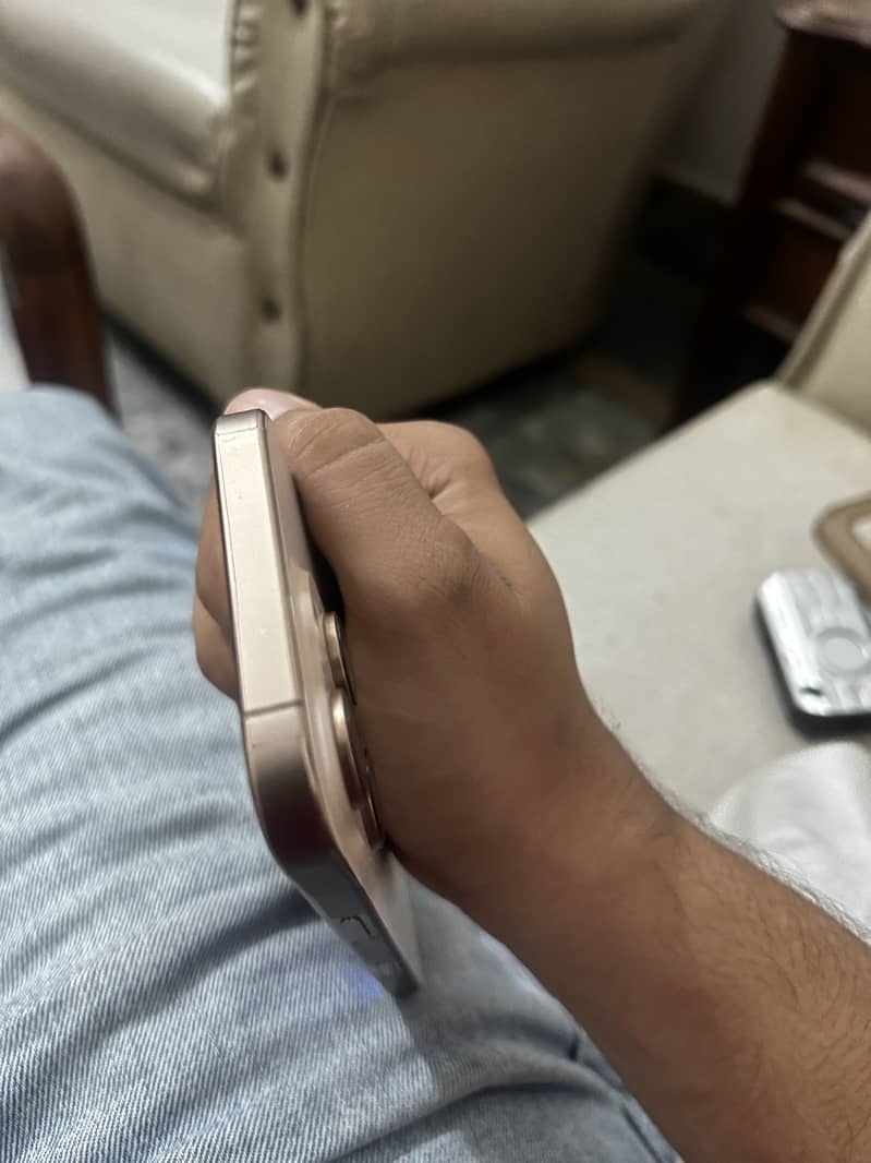 Apple iPhone 16 Pro 3