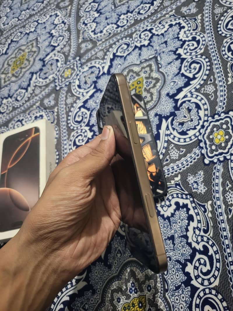 Apple iPhone 16 Pro Max 4