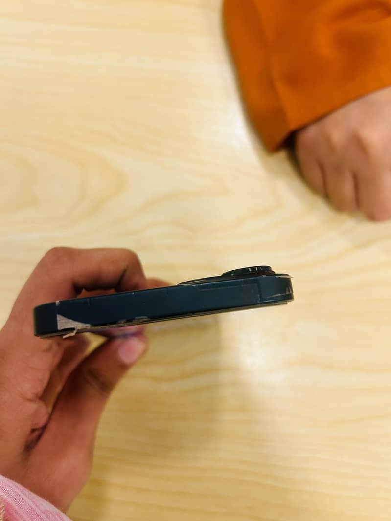 Apple iPhone 13 8