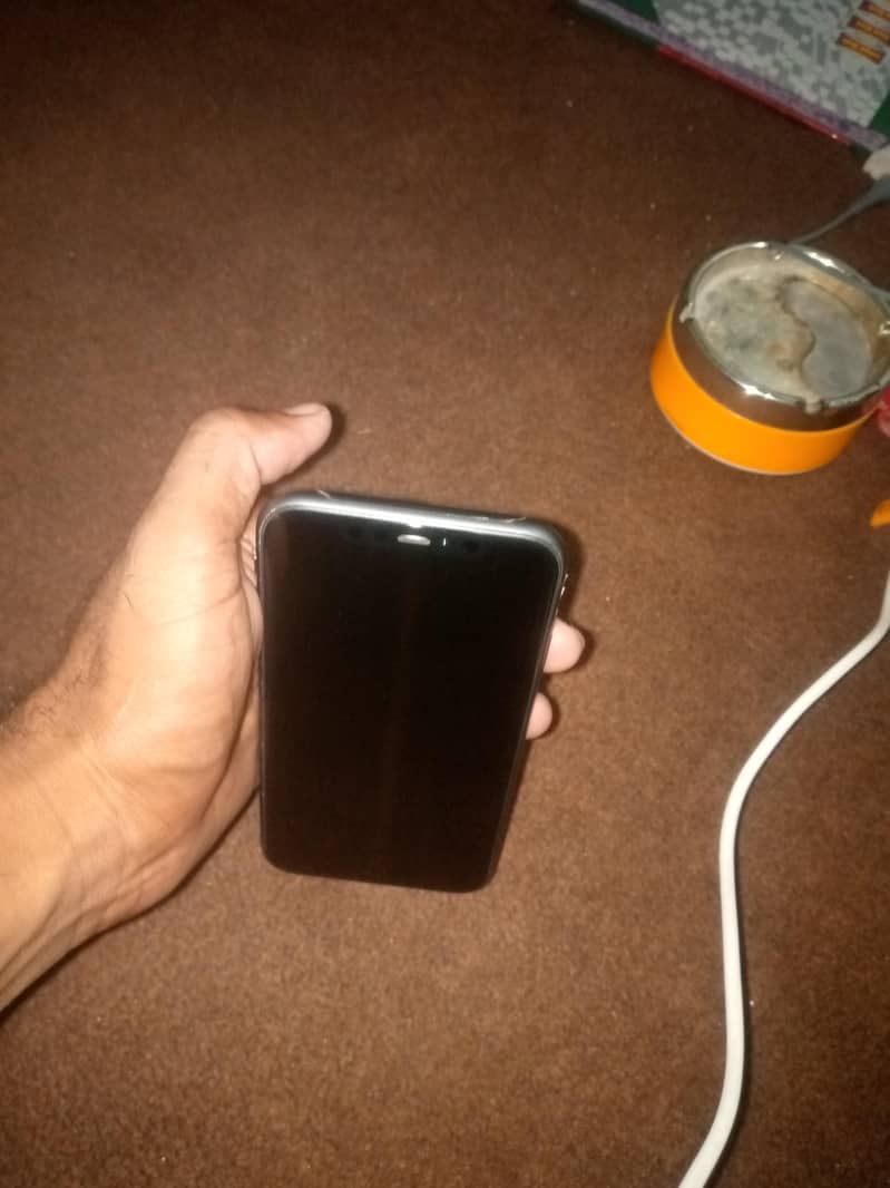 Apple iPhone 11 4