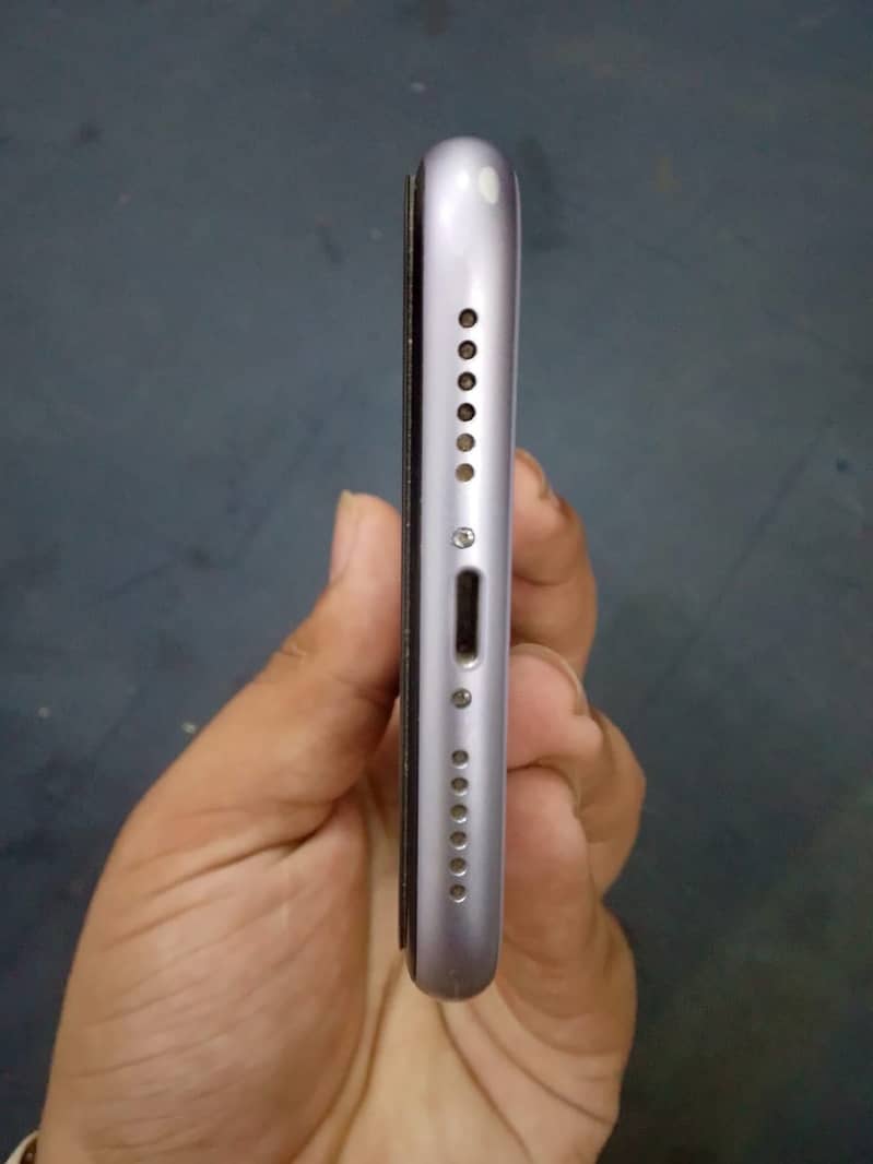 Apple iPhone 11 3