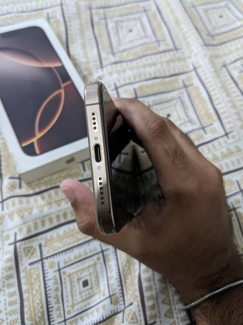 Apple iPhone 16 Pro Max 3