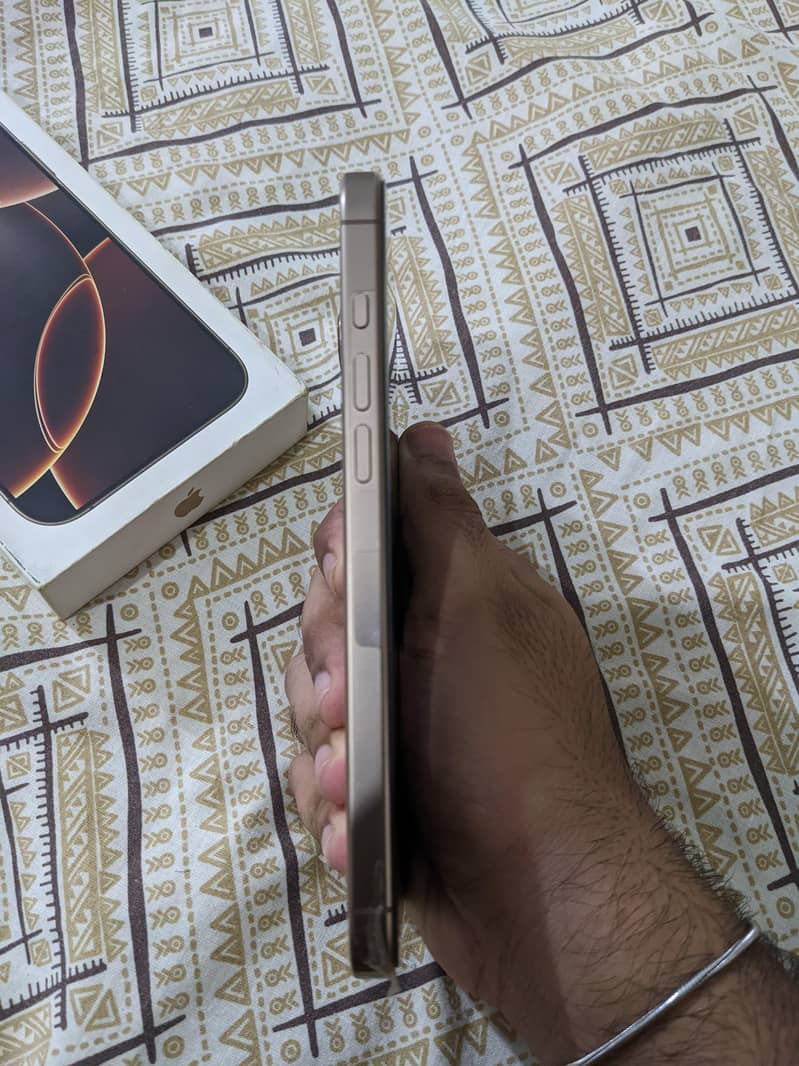 Apple iPhone 16 Pro Max 4