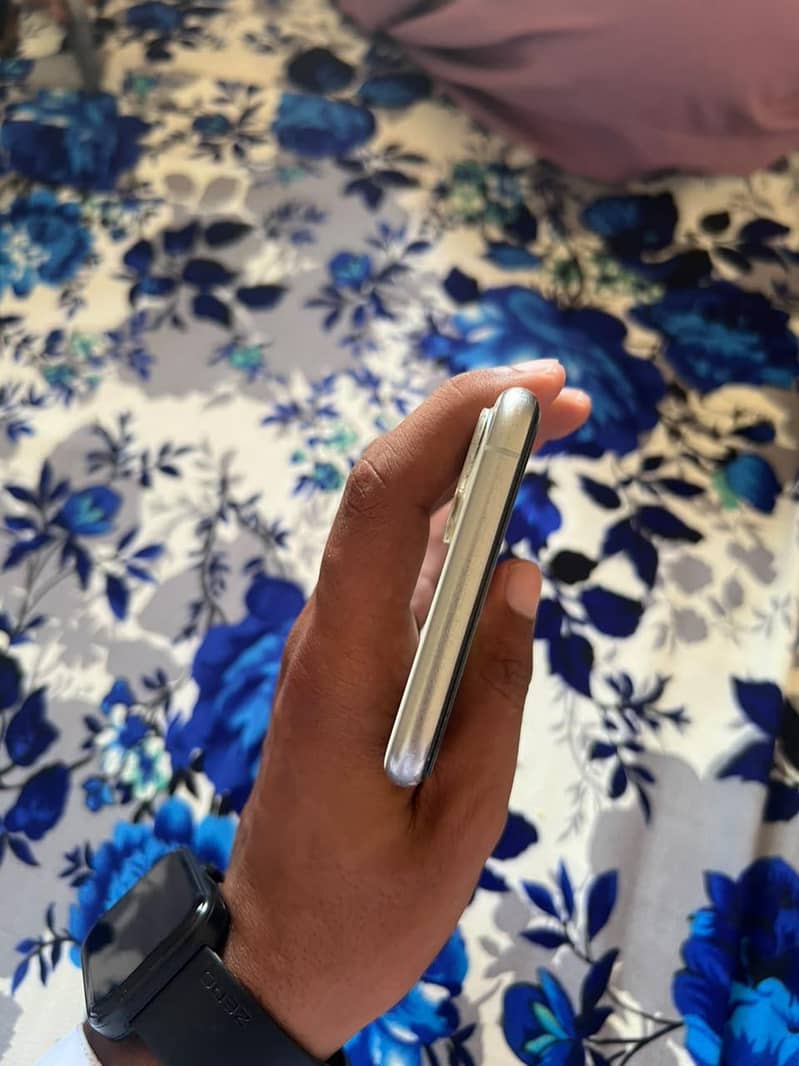 Apple iPhone 11 Pro Max 2
