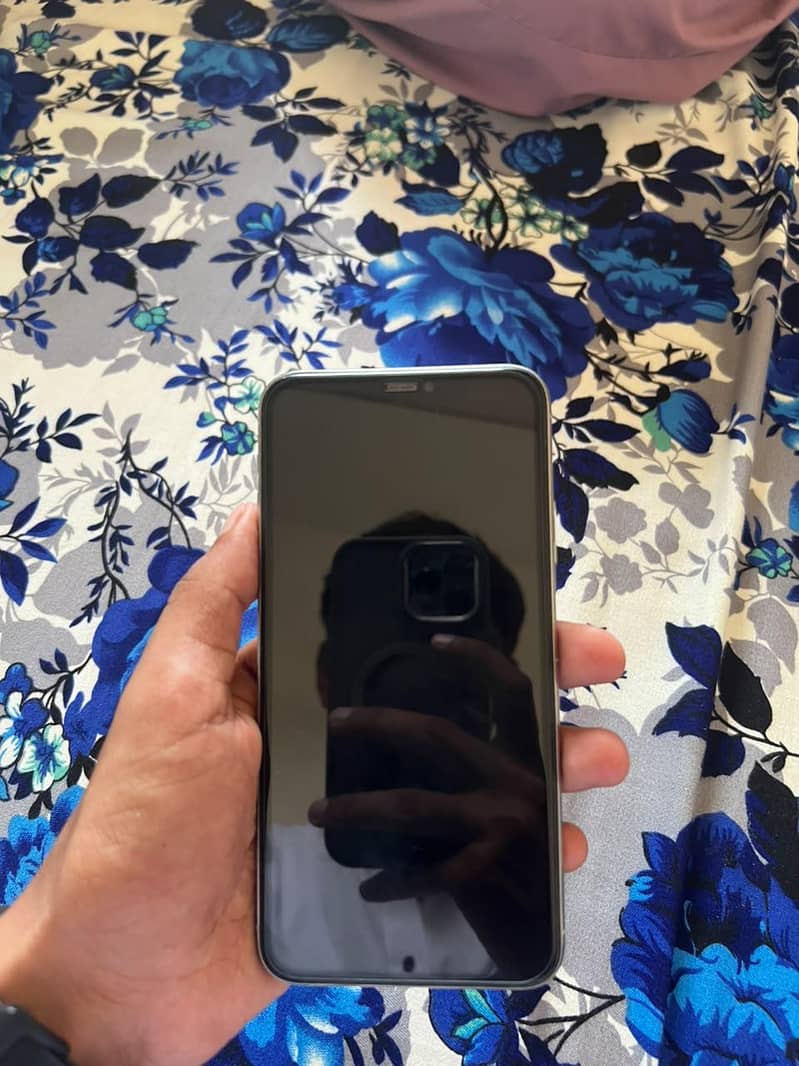 Apple iPhone 11 Pro Max 4