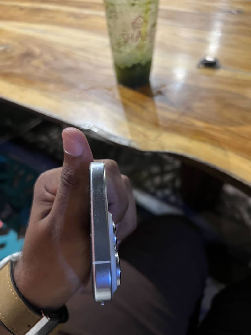 Apple iPhone 16 Pro 3