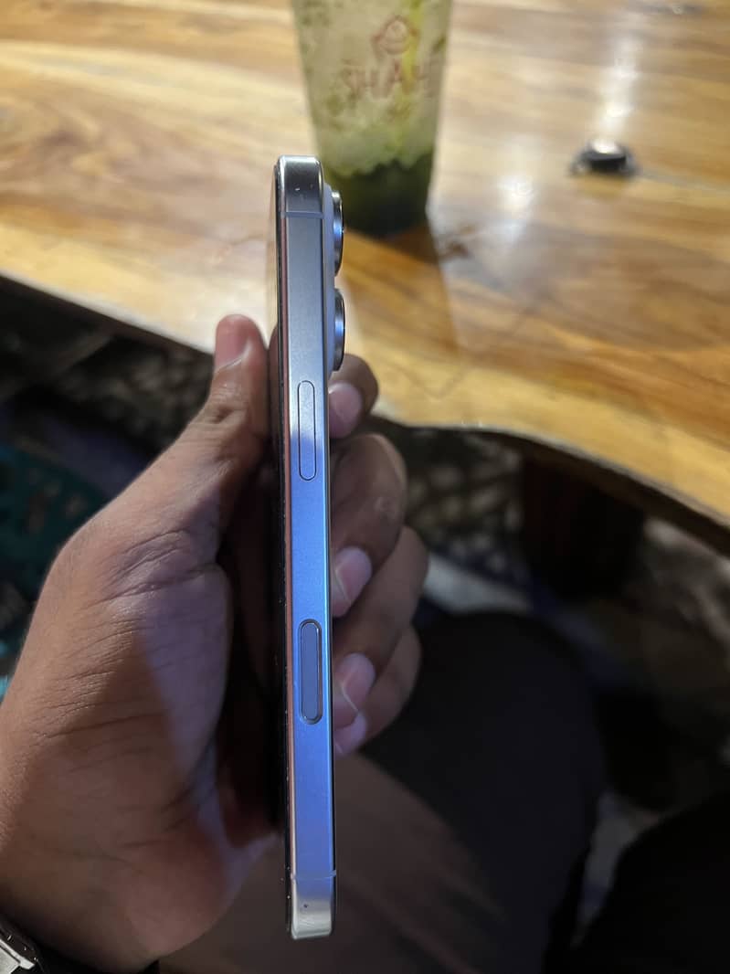 Apple iPhone 16 Pro 4