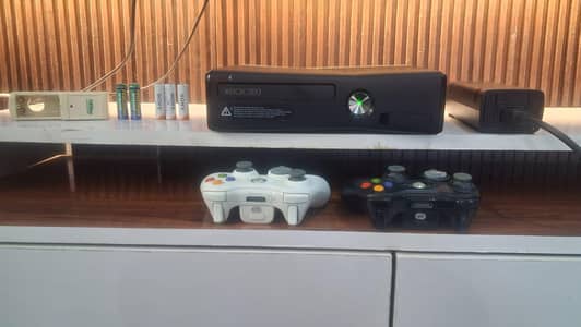 Xbox 360, 500gb, 2 wireless controller 10/10 condition