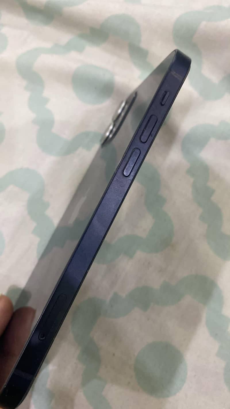 Apple iPhone 12 4
