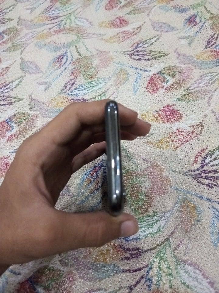 Apple iPhone X 4