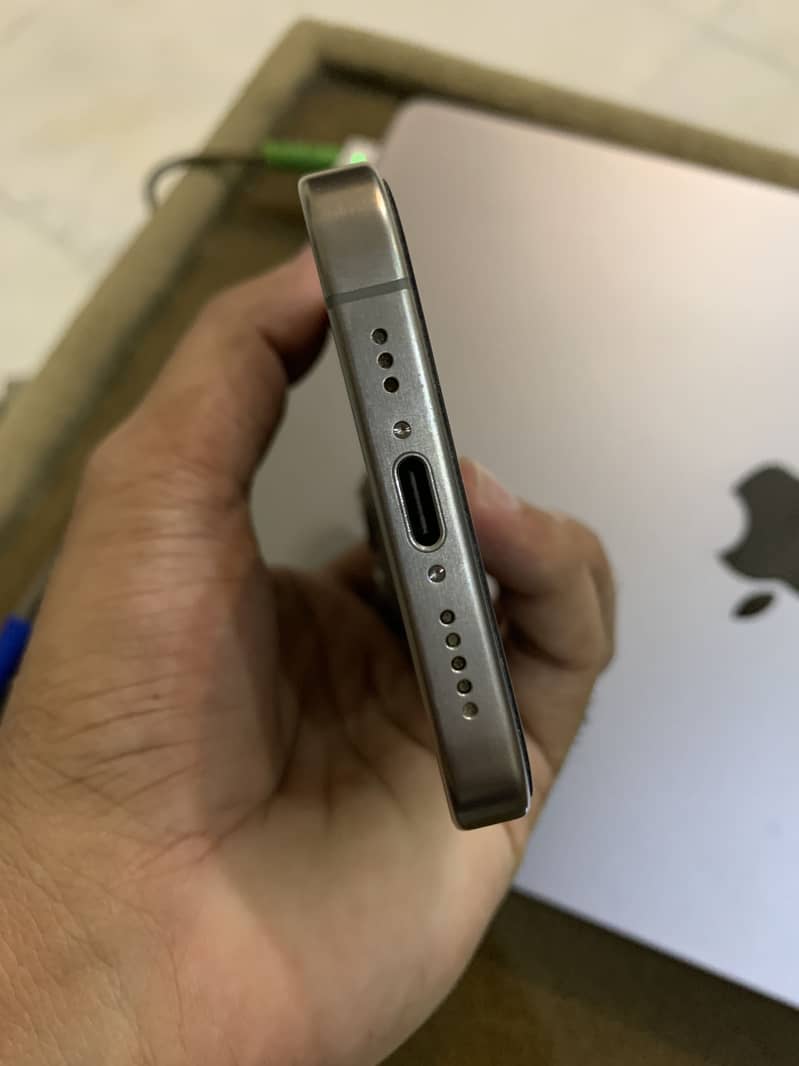 Apple iPhone 15 Pro 4