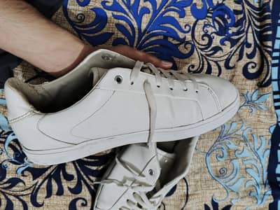 Original Zara White Sneakers – EUR 41, Almost New, Classic Style