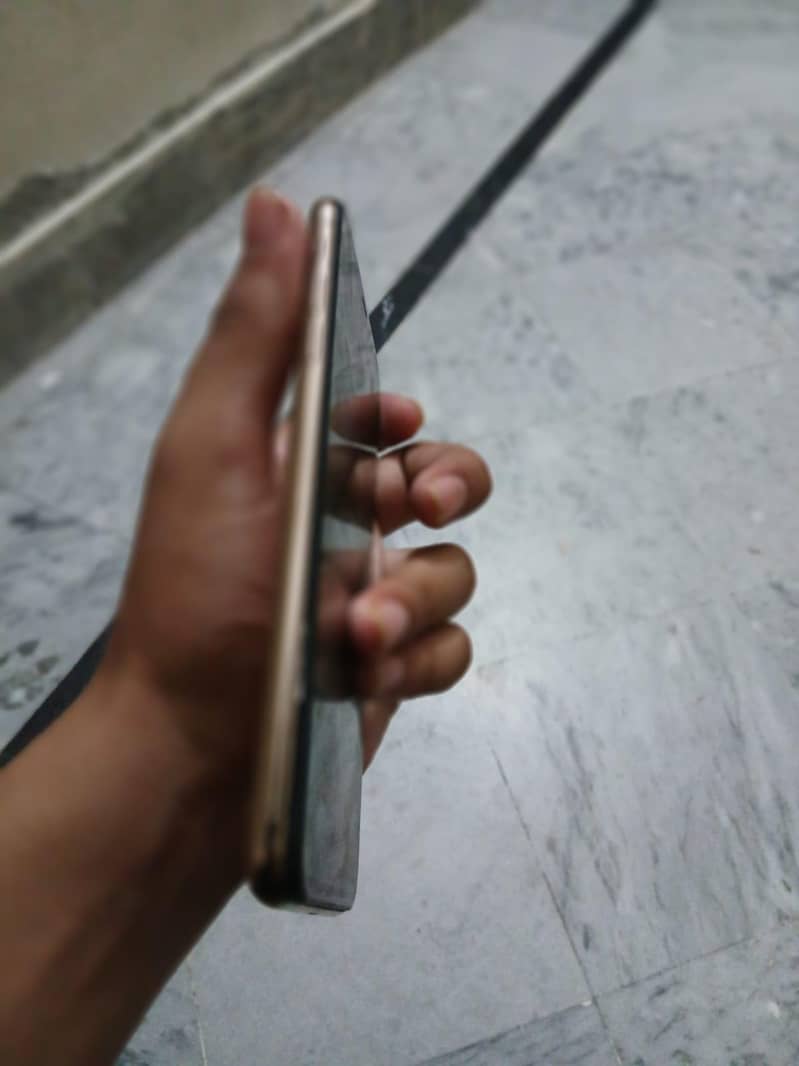 Apple iPhone XS Max 4