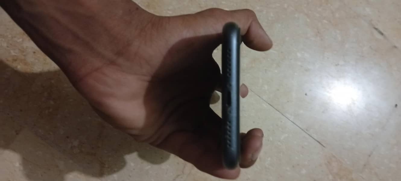 Apple iPhone 11 4