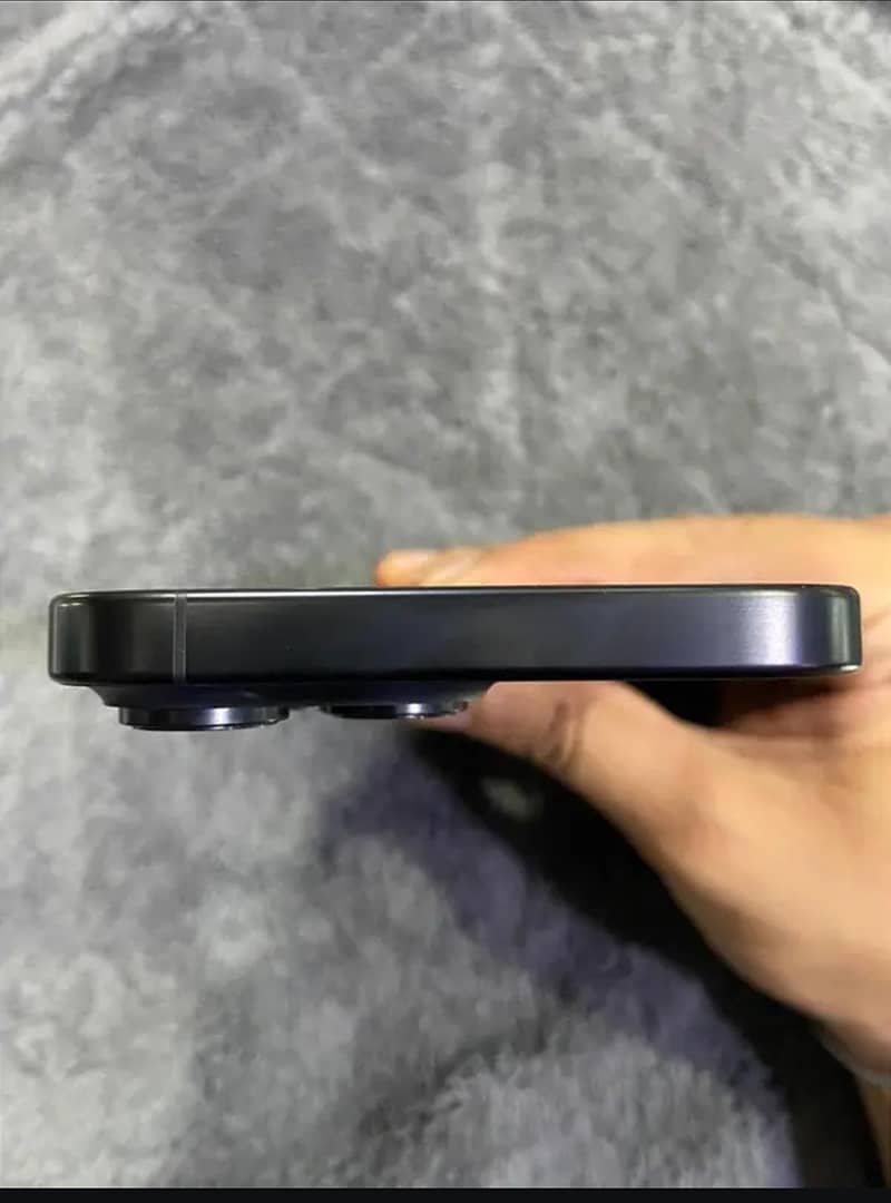 Apple iPhone 16 Pro Max 1