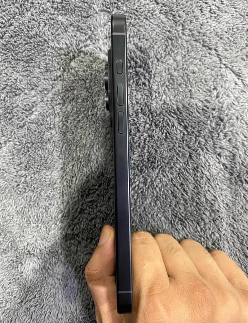 Apple iPhone 16 Pro Max 2