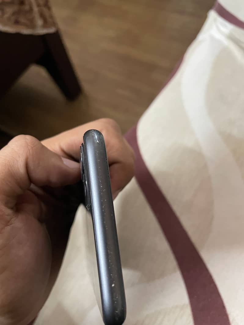 Apple iPhone 11 4