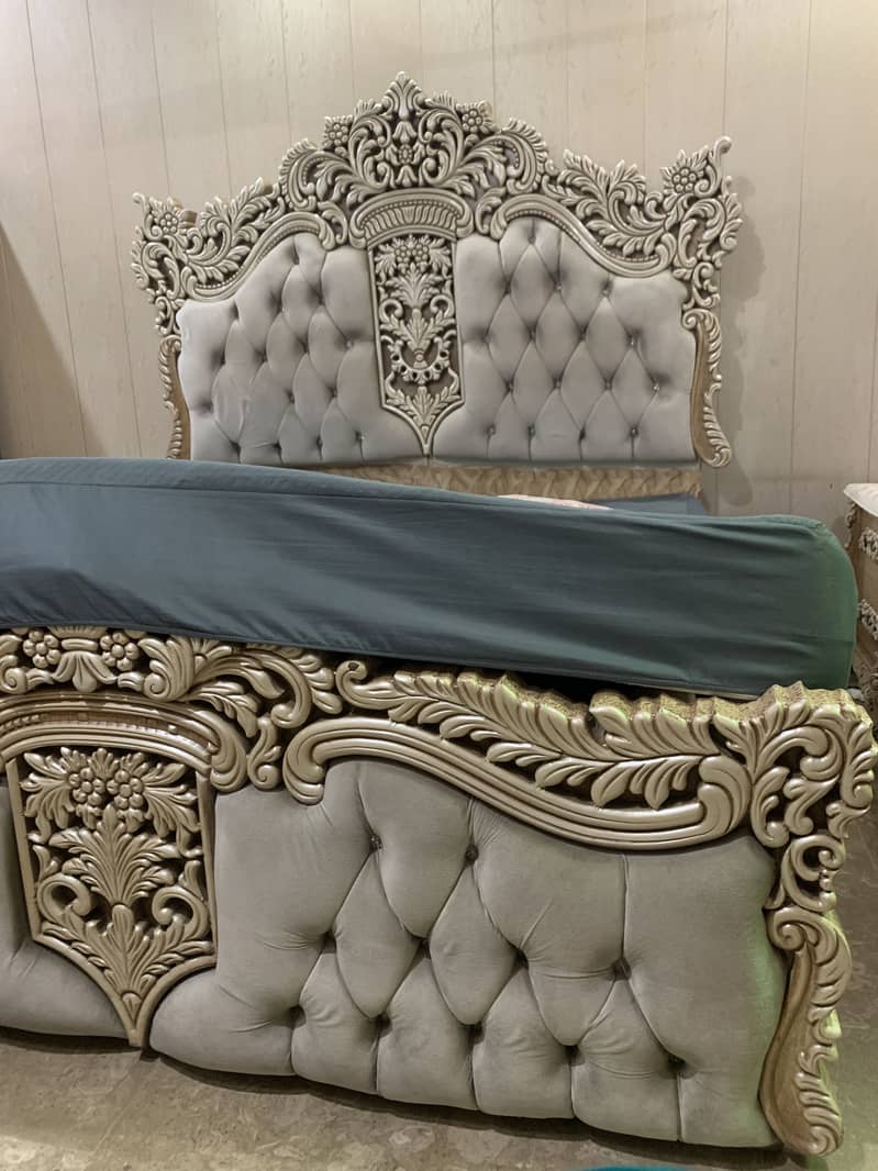 Bed with dressing amd side tables 0