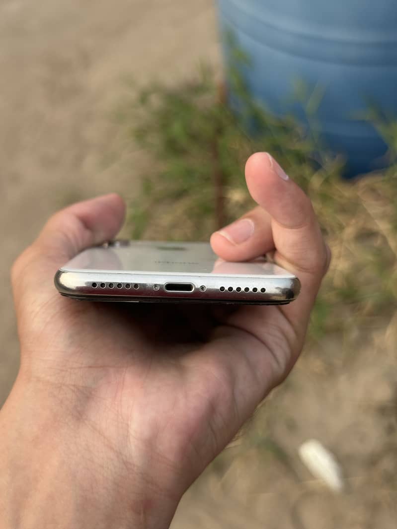 Apple iPhone X 4