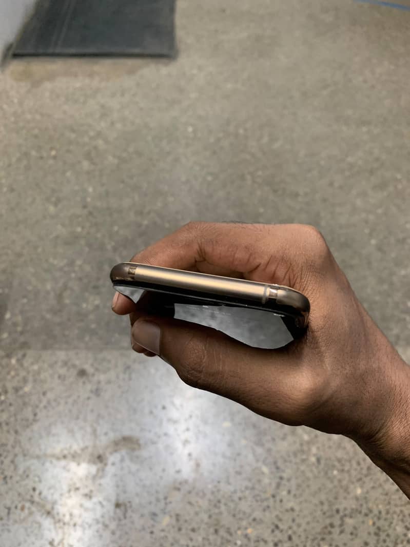 Apple iPhone 11 Pro 4