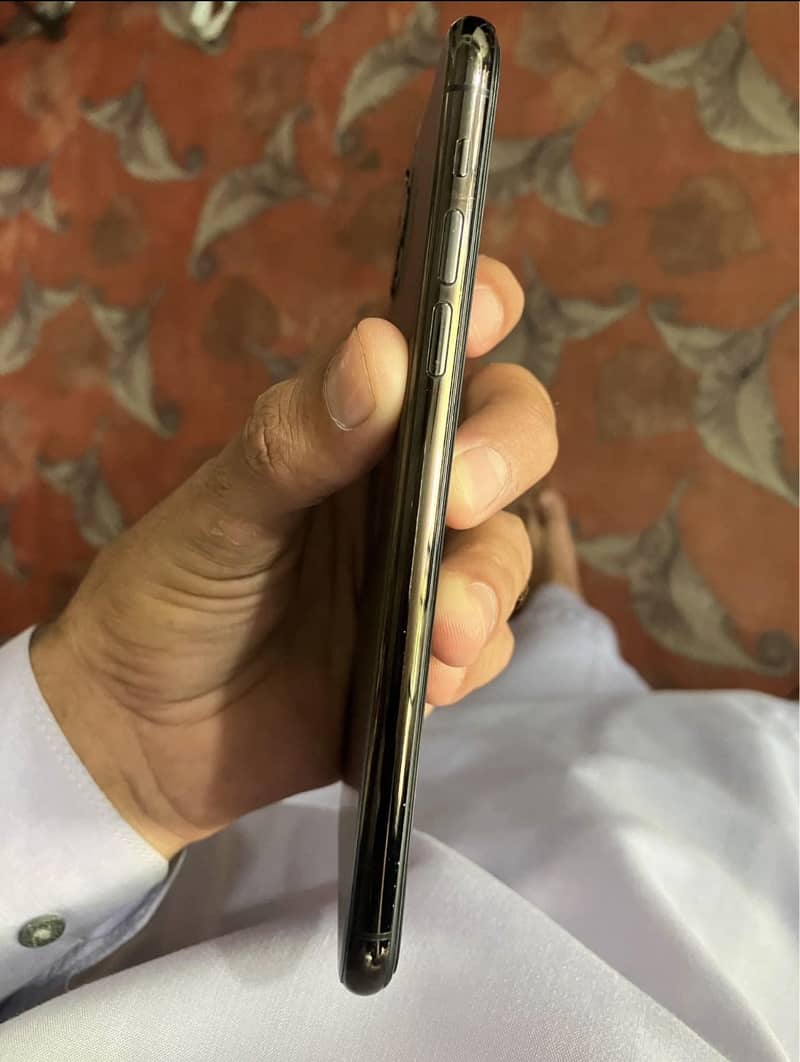 Apple iPhone 11 Pro Max 2