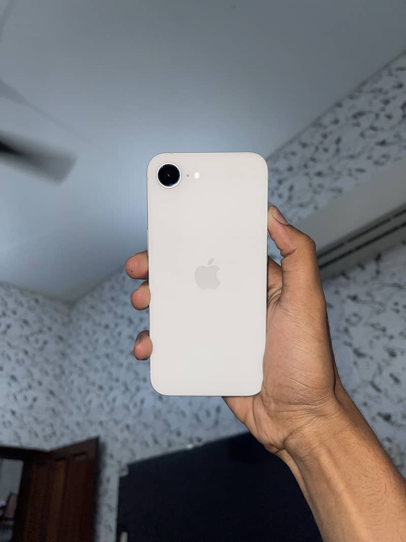 Apple iPhone 16e 0