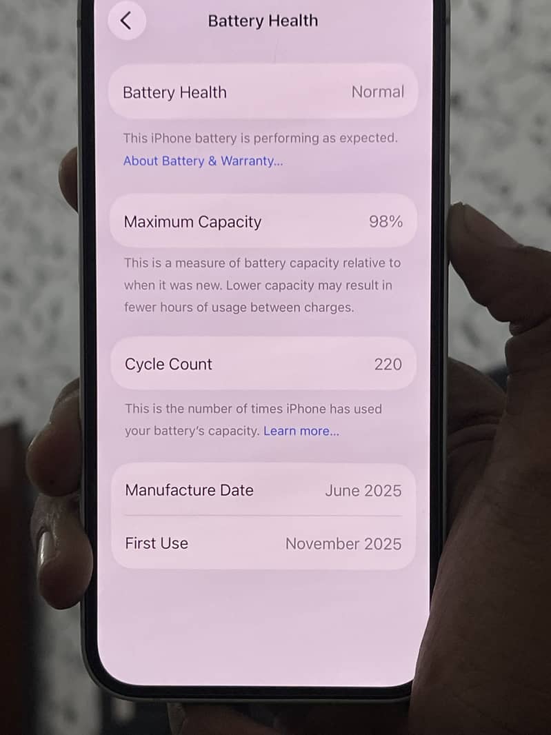Apple iPhone 16e 3