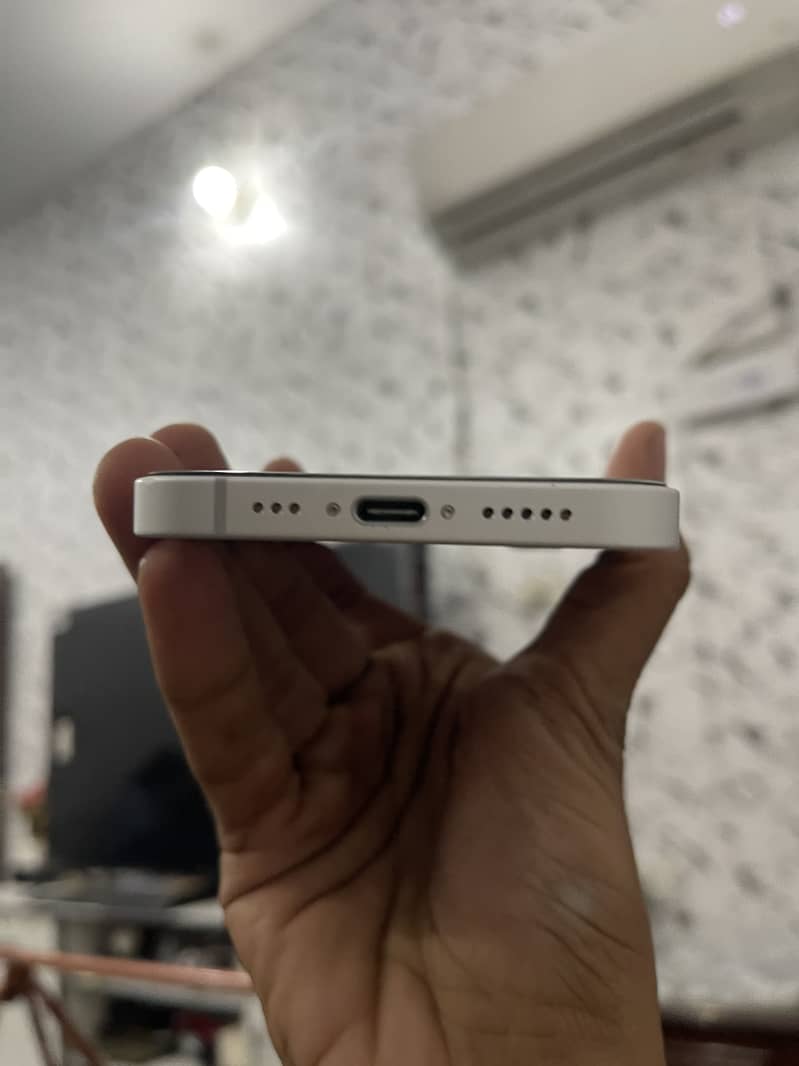Apple iPhone 16e 4
