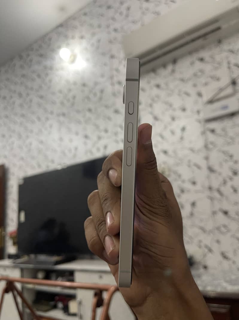 Apple iPhone 16e 5