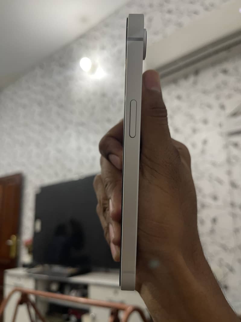 Apple iPhone 16e 6