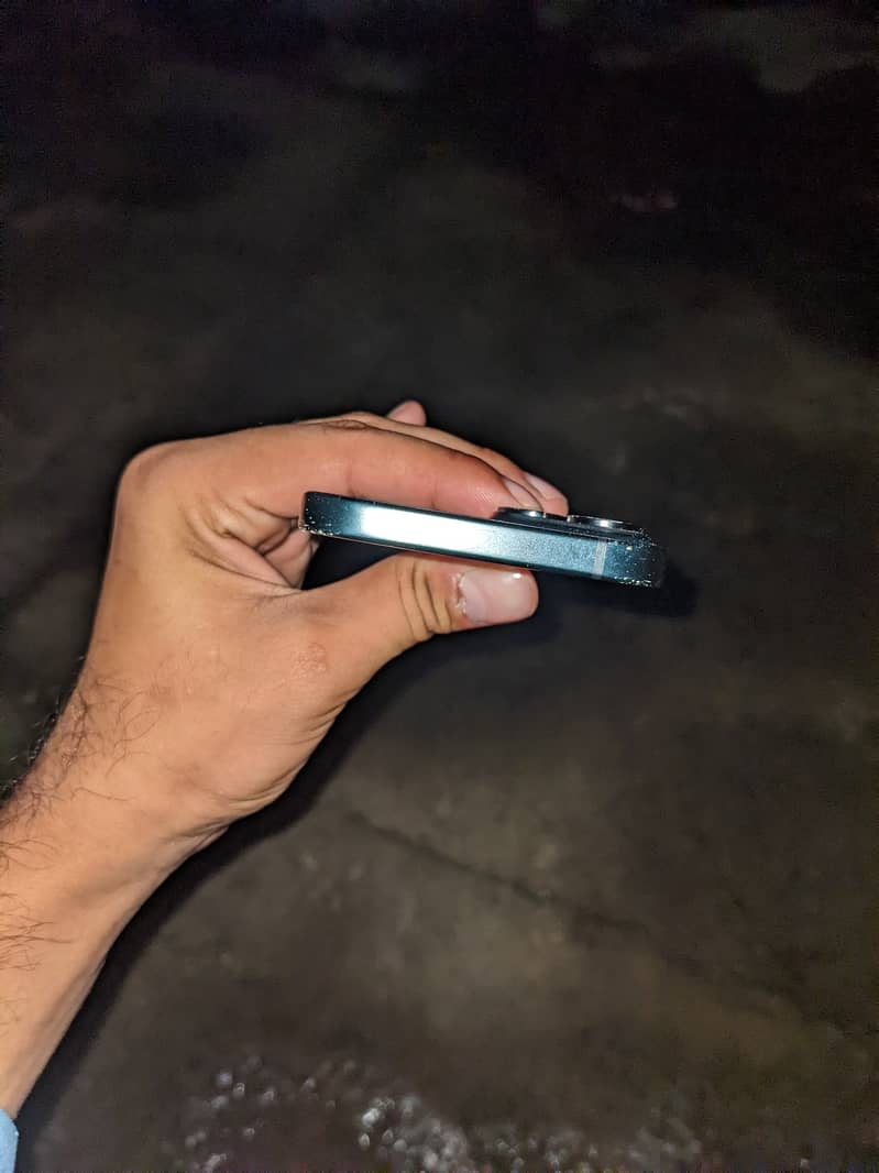 Apple iPhone 15 4