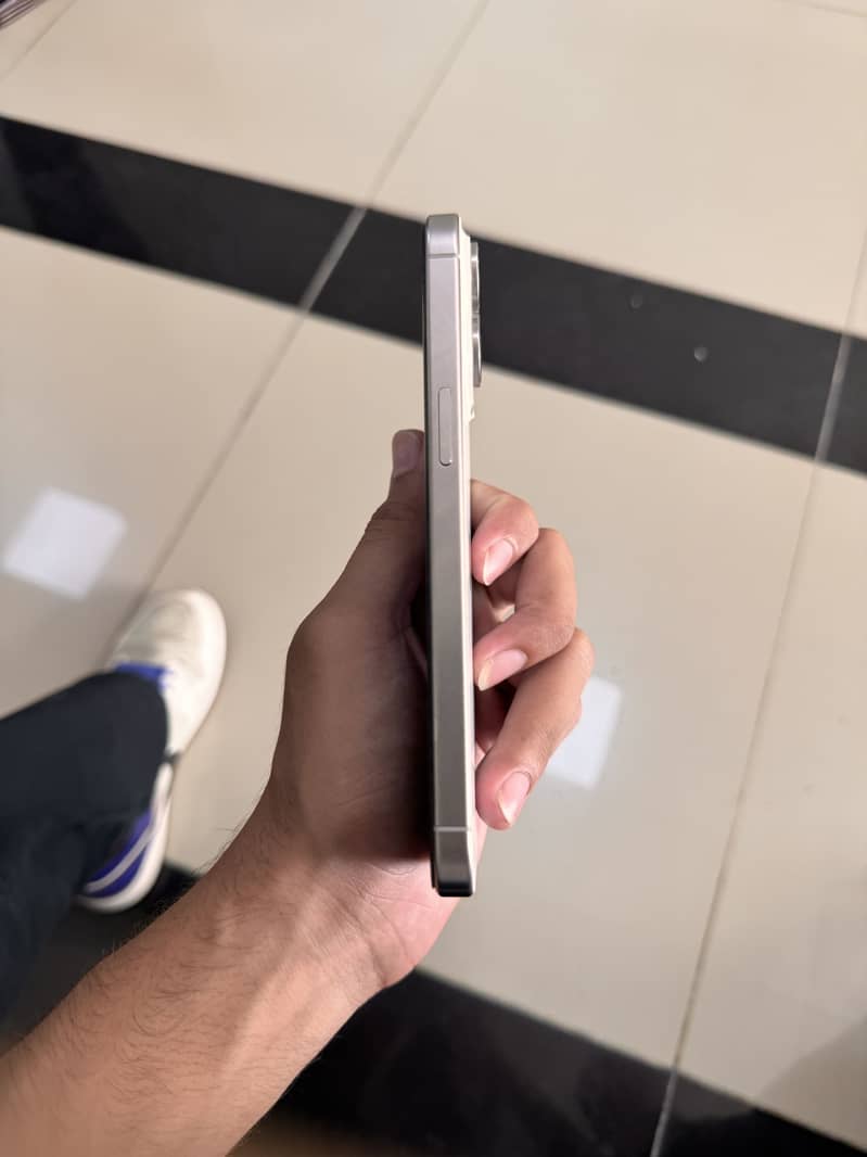 Apple iPhone 15 Pro Max 4