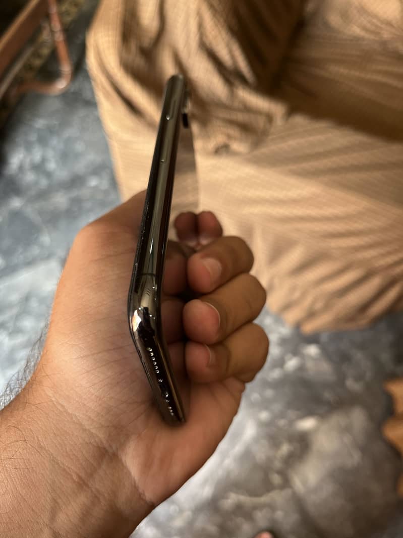 Apple iPhone XS 4