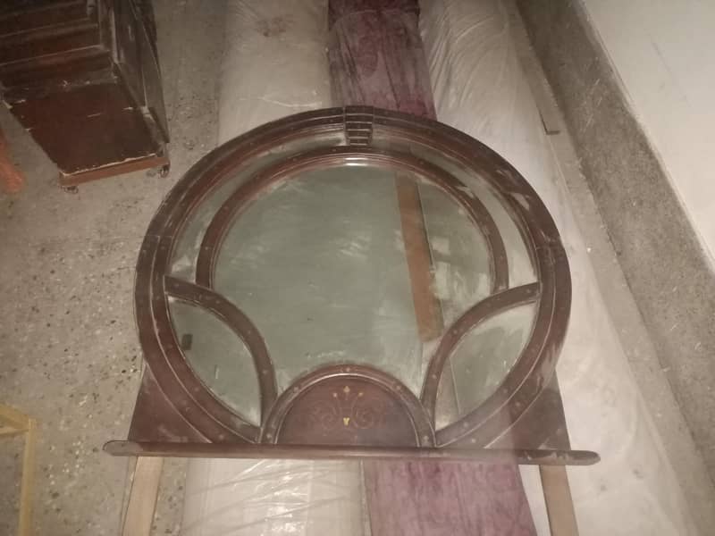 MIRROR AND TABLE 0