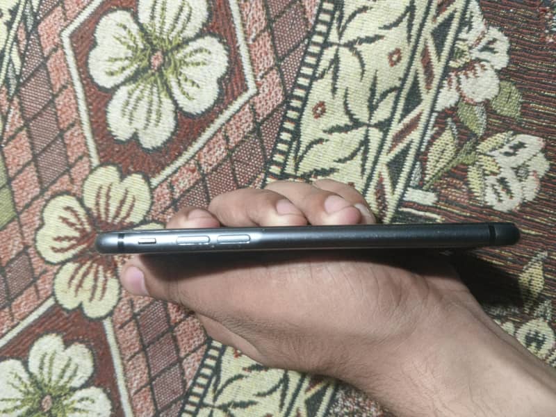 Apple iPhone 8 3