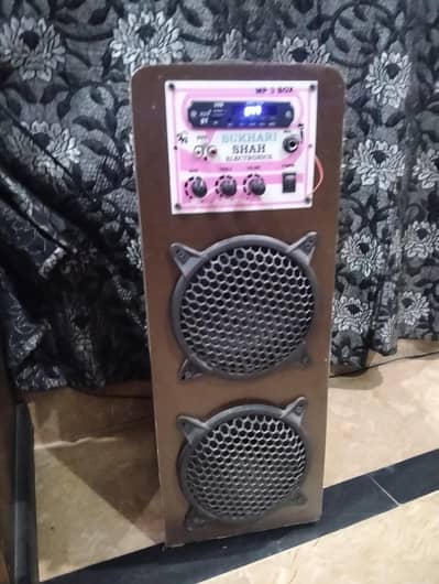 2 big speaker with headphones