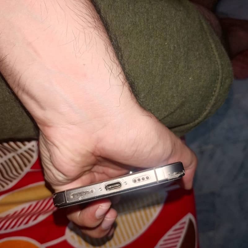 Apple iPhone 16 Pro Max 4