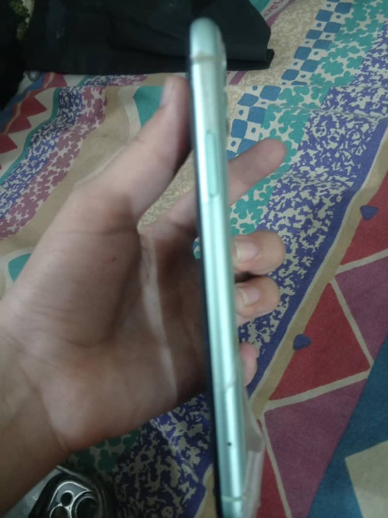 Apple iPhone 11 3