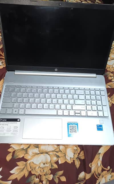 HP 15 cores i3 11gen  8 gb ram 256 gb ss