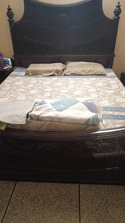 Chinyoti bed with side tables and dressing table in very good conditi