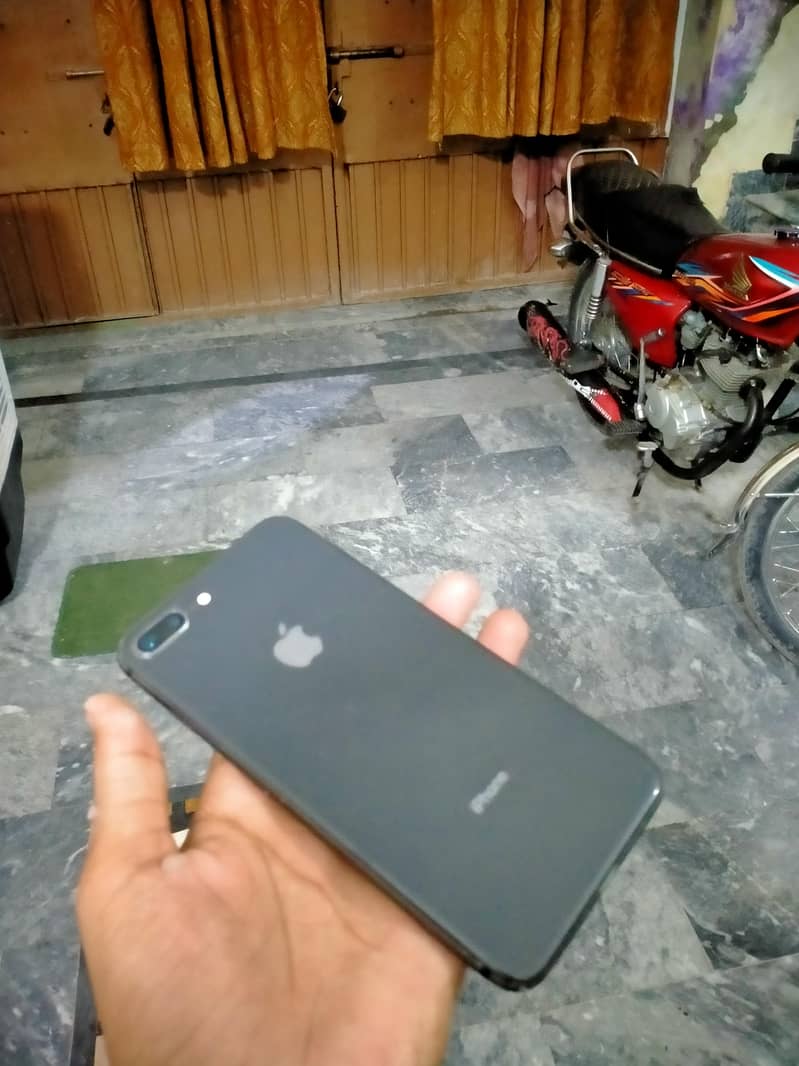 Apple iPhone 8 Plus 1