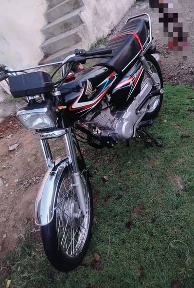 125 2019 black   10/10 genuine condition,  10 by 10 home use bike