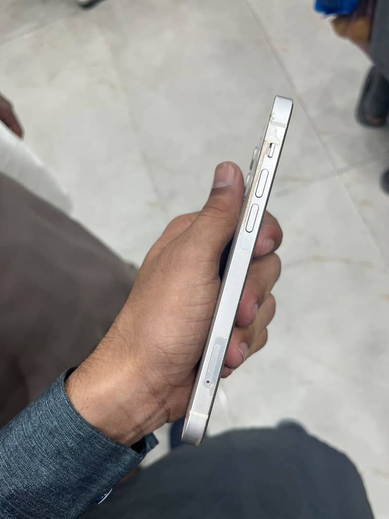 Apple iPhone 12 4