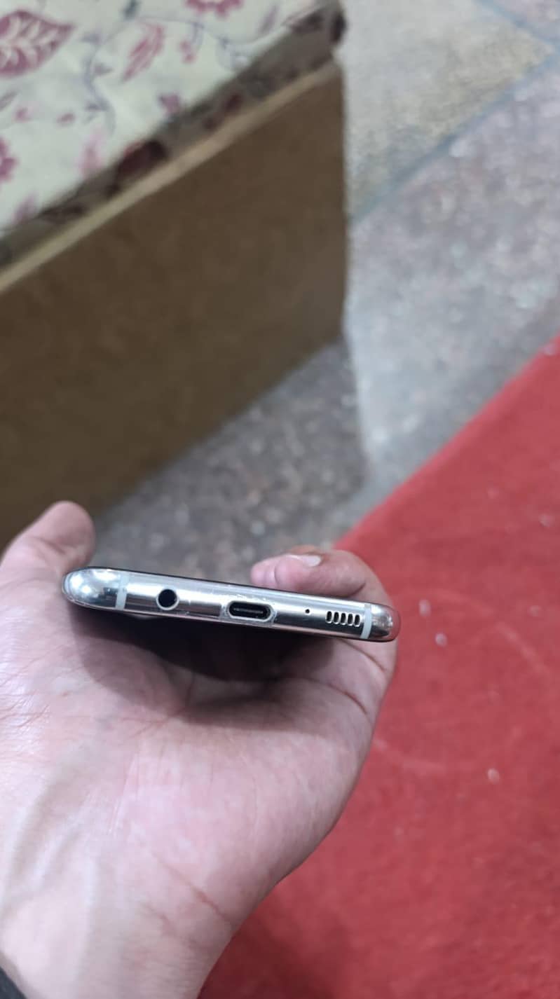 Samsung Mobile S8 Plus 4