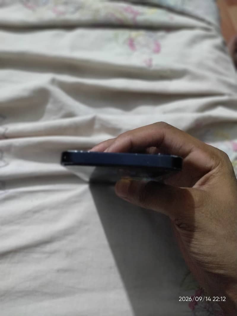 Apple iPhone 12 4