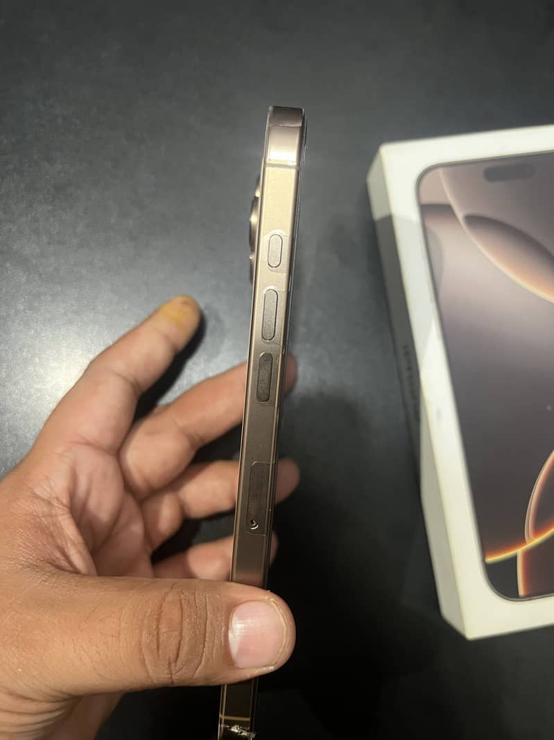 Apple iPhone 16 Pro Max 2